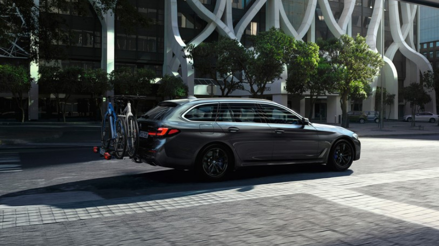 BMW Série 5 Touring d'occasion, porte-vélo, en route, vue 3/4 arrière