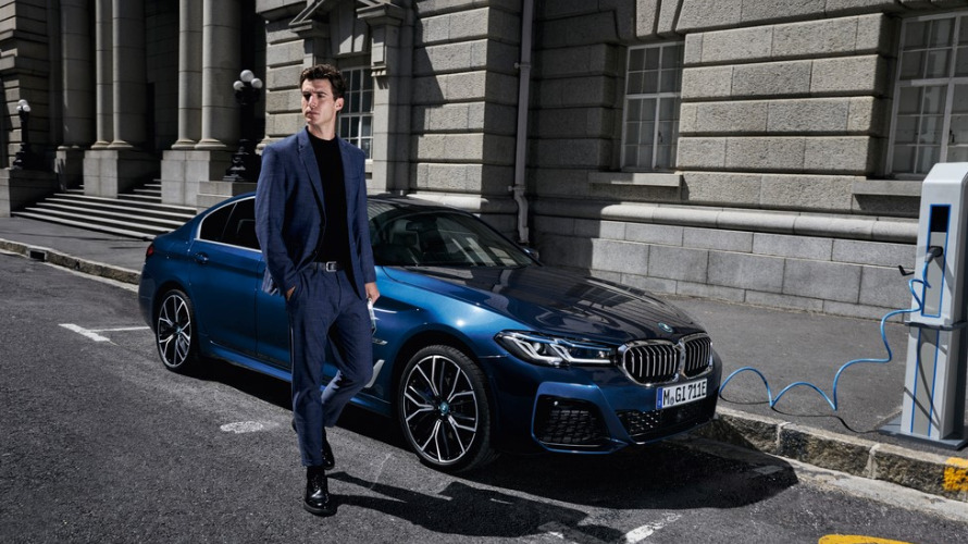 BMW Série 5 Berline Hybride Rechargeable d'occasion, branchée à une borne de recharge