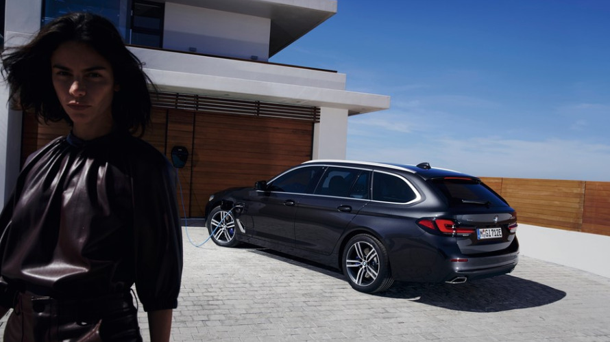 BMW Série 5 Touring Hybride Rechargeable, vue de dos, vue de coté,