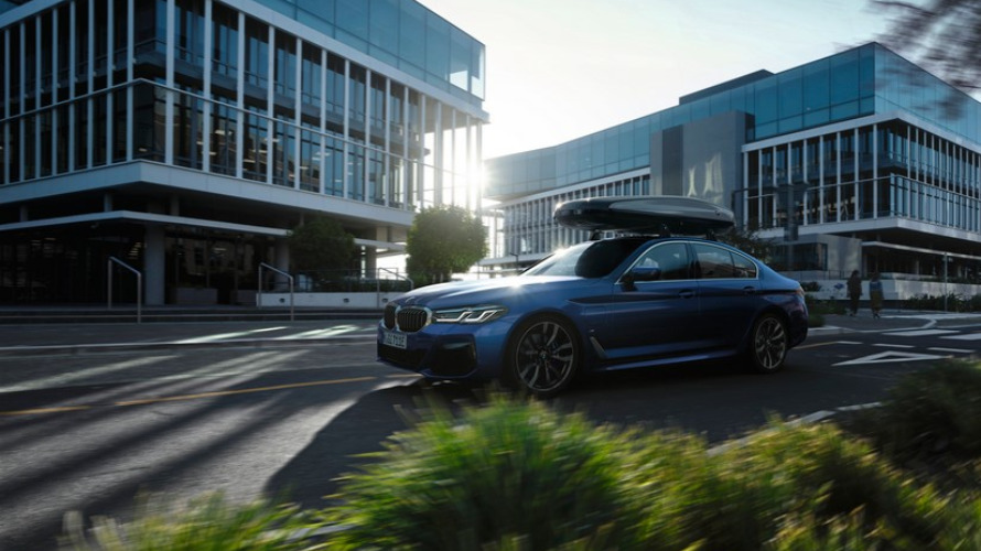 BMW Série 5 Berline, vue 3/4, équipée d'un coffre sur toit