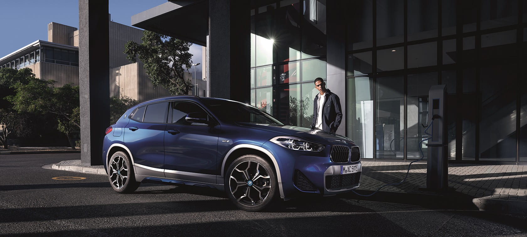 BMW X2 d'occasion, SUV, vue de profil, vue de coté, borne de recharge, Hybride Rechargeable
