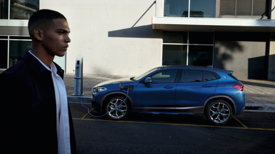BMW X2 d'occasion, SUV, vue de coté, borne de recharge, Hybride Rechargeable, stationnée