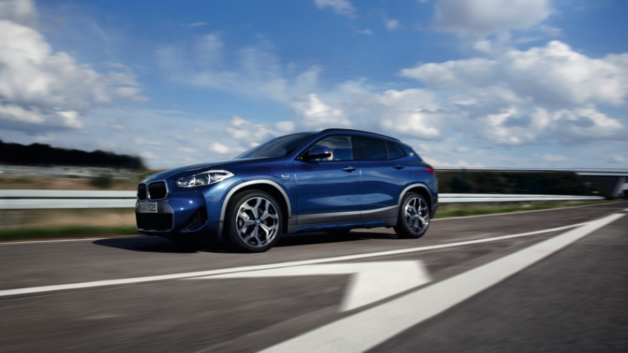 BMW X2 d'occasion Hybride Rechargeable, SUV, vue de coté, en route