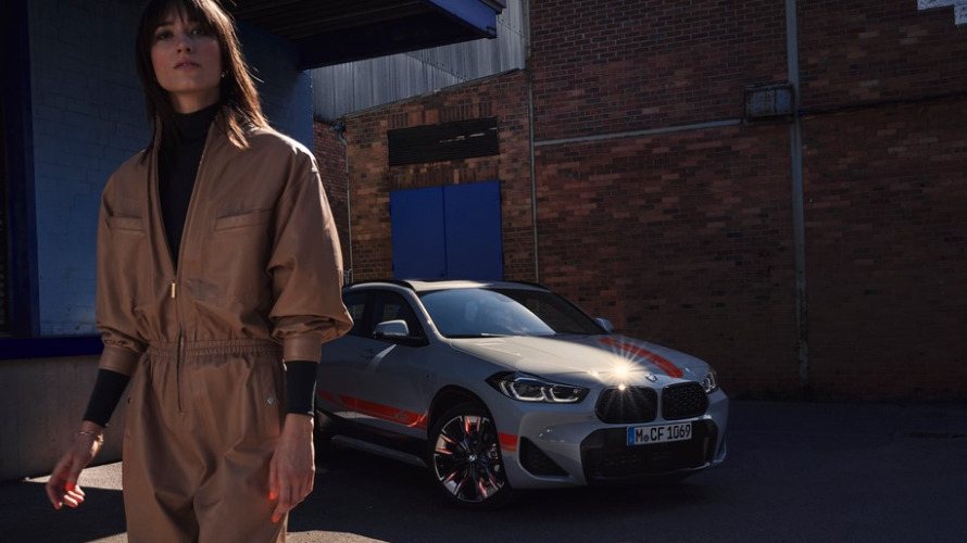 BMW X2 d'occasion Hybride Rechargeable, SUV Compact Coupé, vue de face, stationnée
