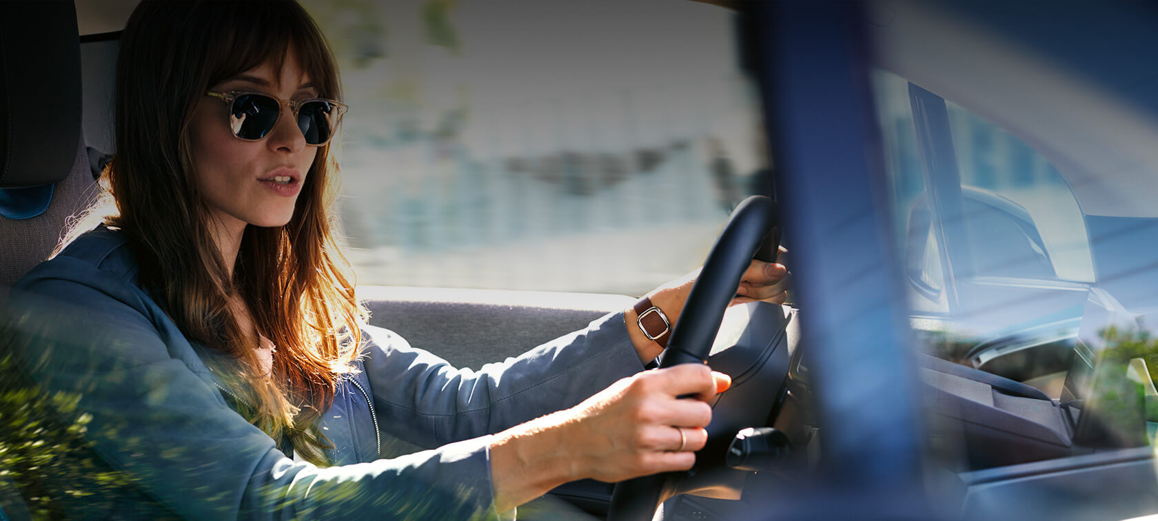Une femme donne des instructions à Amazon Alexa au volant de sa BMW Une femme donne des instructions à Amazon Alexa au volant de sa BMW