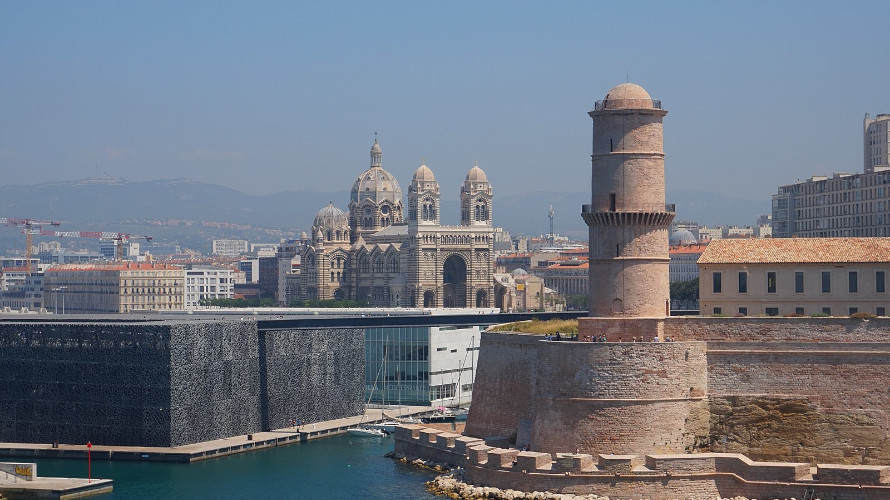 Le Mucem (à gauche) et La Major, à Marseille.