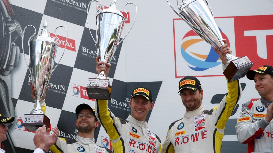 Des pilotes BMW fêtant leur victoire aux 24h de Spa-Francorchamps