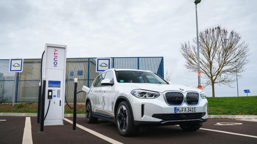 Grâce au réseau IONITY, recharger sa voiture électrique devient plus facile.