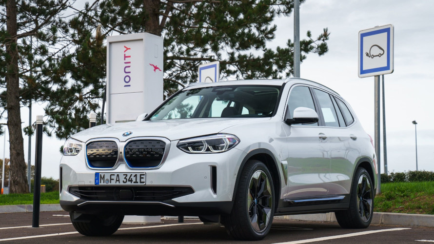 Le plaisir de conduire se conjugue à l’électrique avec la BMW iX3.