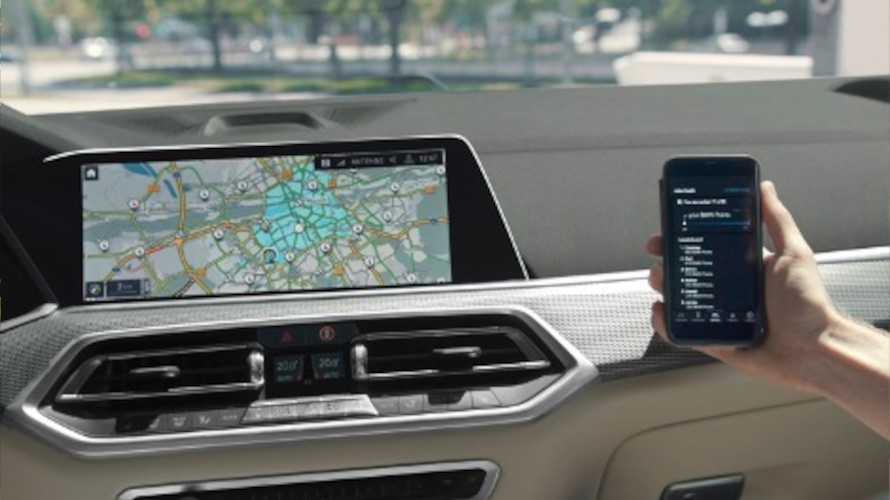 Vous ne savez pas ce qu’est une ZFE ? Avec eDrive Zone, votre hybride se charge de les détecter et passe automatiquement en mode 100% électrique.