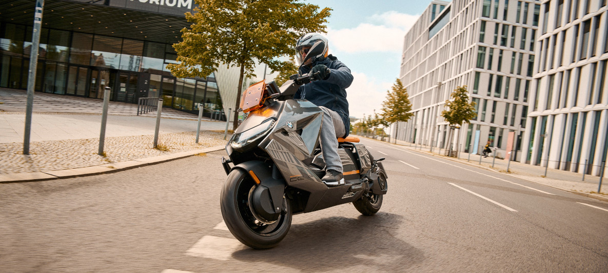Faufilez-vous entre les bouchons sur le nouveau BMW CE 04. 