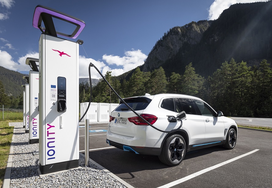 Votre voiture fait le plein d’électricité, et vous de soleil.