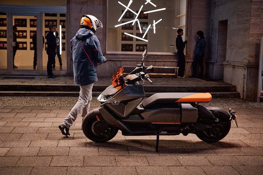 Le BMW CE 04 : un avant-goût du monde de demain… dès aujourd’hui. 