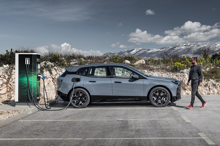 La BMW iX, un véhicule construit avec le recyclage et l’économie circulaire en tête. 
