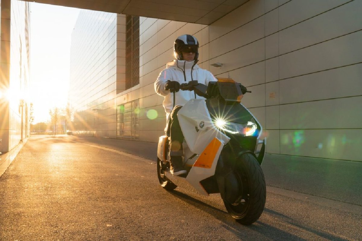 Le scooter électrique BMW CE 04 semble appartenir au futur. Pourtant, il arrive dès l’année prochaine. 