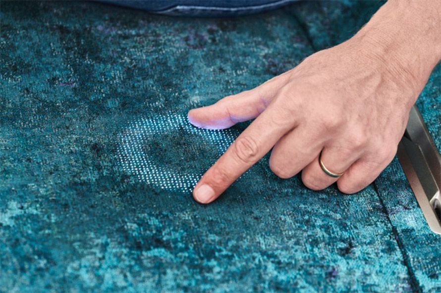 Un ingénieur testant le textile intelligent de la BMW Vision iNEXT