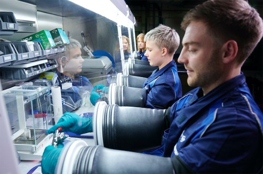 Des ingénieurs au travail au cœur dans un laboratoire du Centre de Compétence des Cellules de Batteries de BMW Group, à Munich
