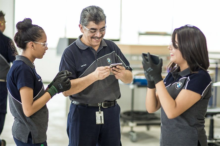 Des apprenties dans un centre de formation BMW Group au Brésil : La mécanique… mais avec des tablettes pour intervenir sur l’électronique embarquée