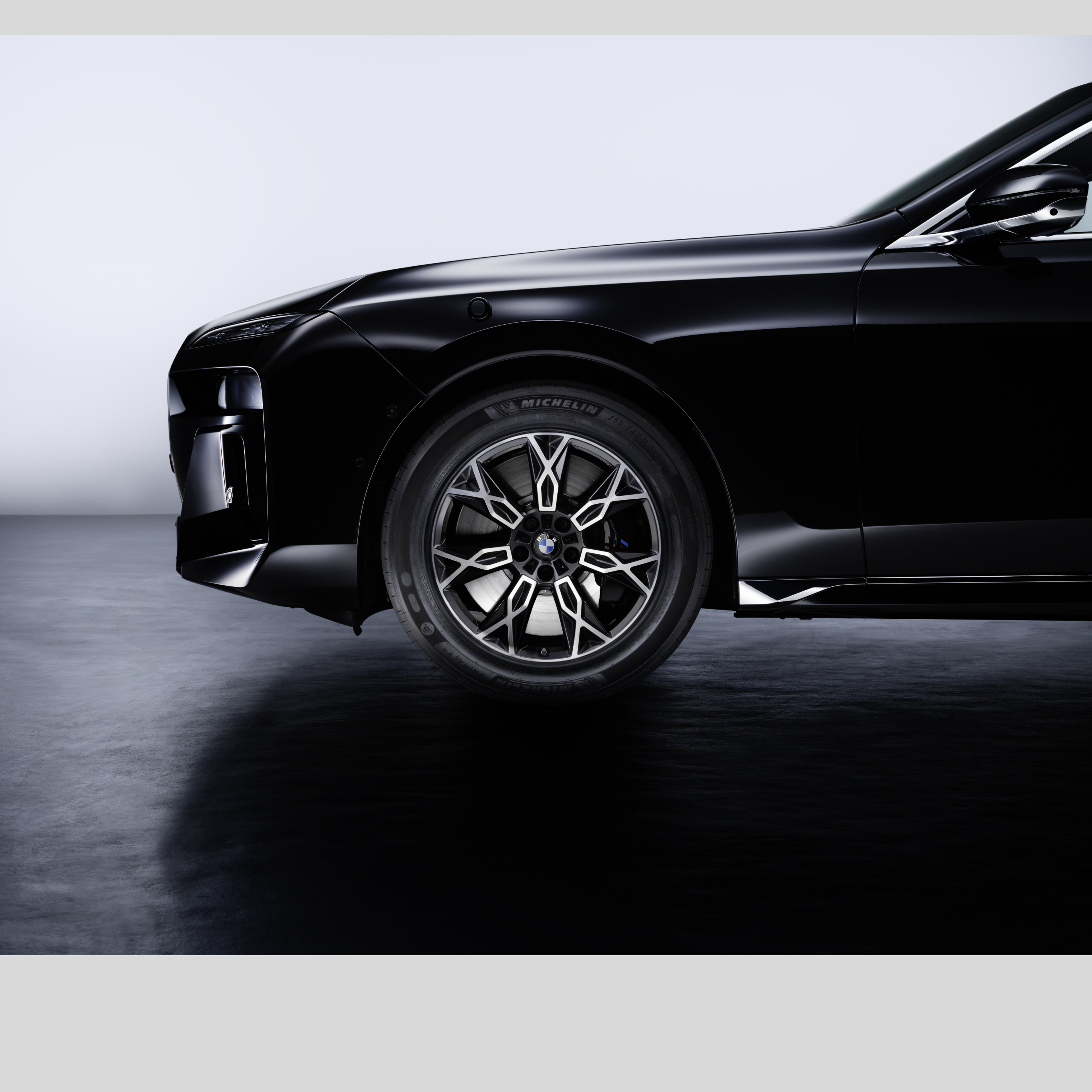 Vue de la Roue avant BMW illustrant le détail des pneus