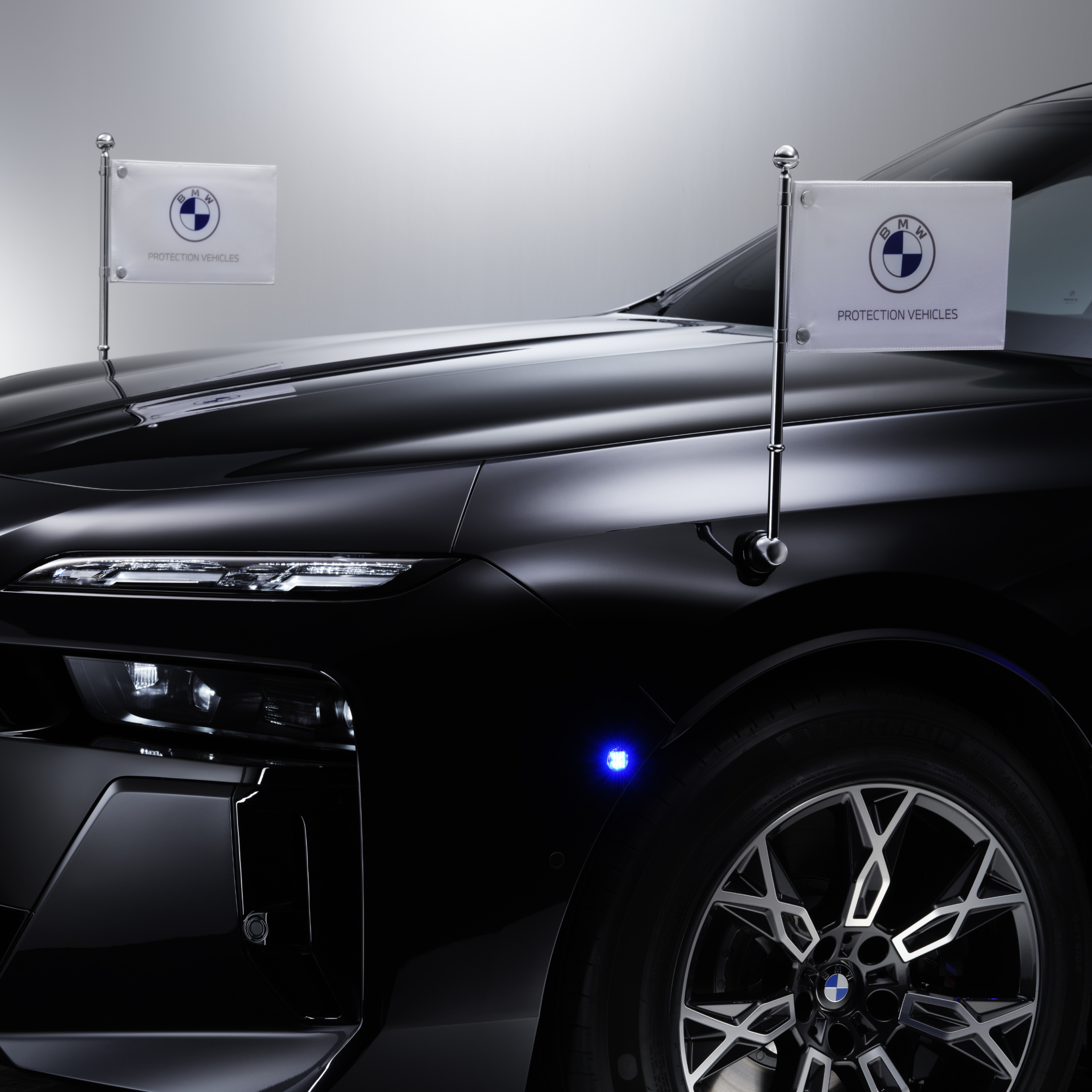 Vue détaillée d'une BMW équipée de deux porte-étendards à l’avant