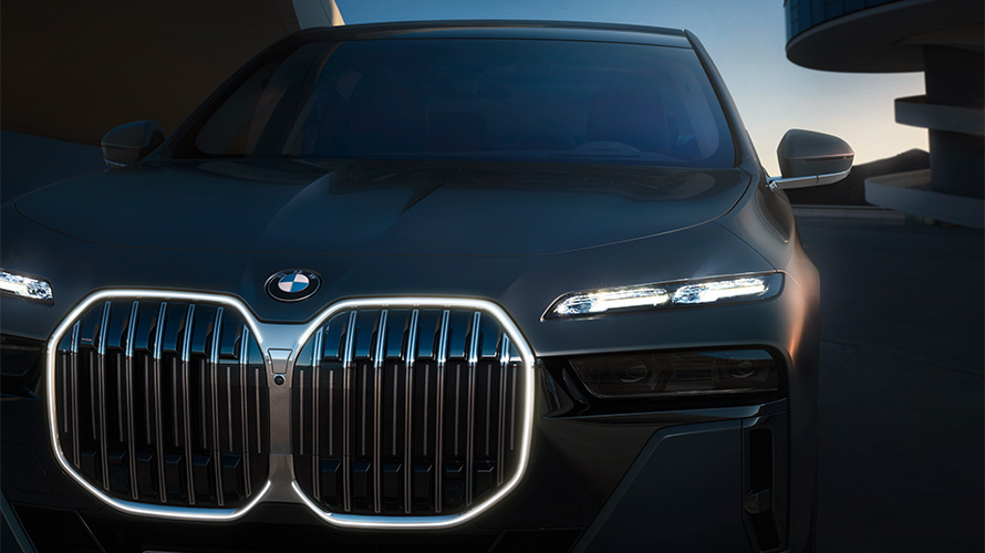 Berline de haut de gamme BMW Série 7 extérieur calandre lumineuse. Berline de haut de gamme BMW Série 7 extérieur calandre lumineuse.
