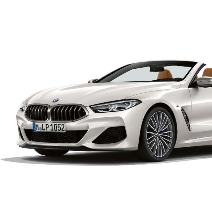 BMW M850i xDrive, Mineral White metallic, three-quarter view front. BMW M850i xDrive, Mineralweiß metallic, vue de trois quarts avant.