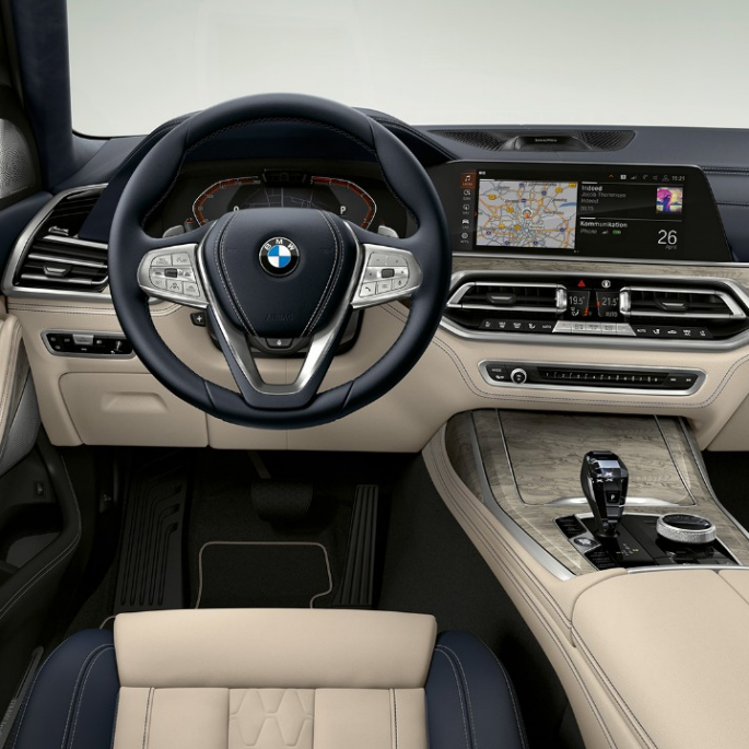 BMW X7, poste de conduite en design Pure Excellence Gros plan de face du poste de conduite côté conducteur de la BMW X7, dotée de l’équipement du design Pure Excellence