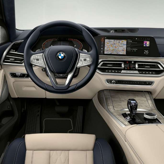 BMW X7, poste de conduite en design Pure Excellence G07 Gros plan de face du poste de conduite côté conducteur de la BMW X7, dotée de l’équipement du design Pure Excellence G07