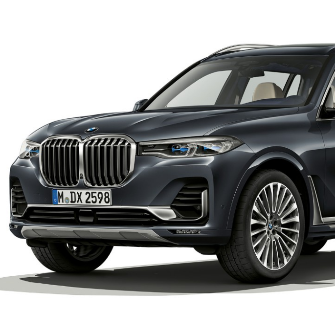 BMW X7 design Pure Excellence Vue de trois quarts avant en studio de la BMW X7 en design Pure Excellence