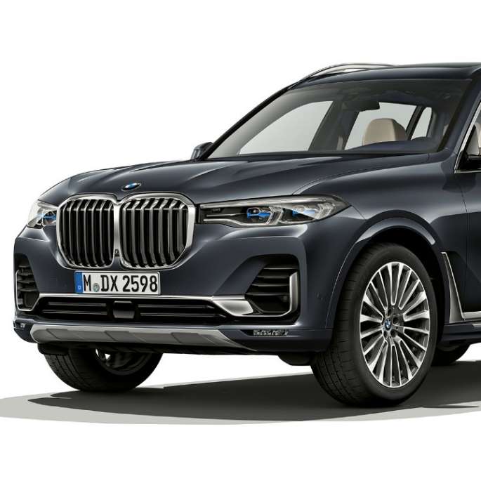BMW X7 design Pure Excellence G07 Vue de trois quarts avant en studio de la BMW X7 en design Pure Excellence G07