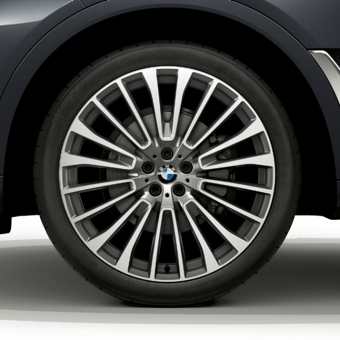BMW X7, jante en alliage léger en design Pure Excellence Gros plan d’une jante en alliage léger de la BMW X7 avec l’équipement du design Pure Excellence