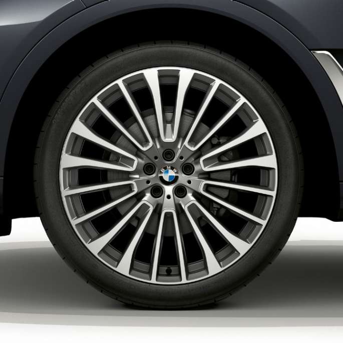 BMW X7, jante en alliage léger en design Pure Excellence G07 Gros plan d’une jante en alliage léger de la BMW X7 avec l’équipement du design Pure Excellence G07