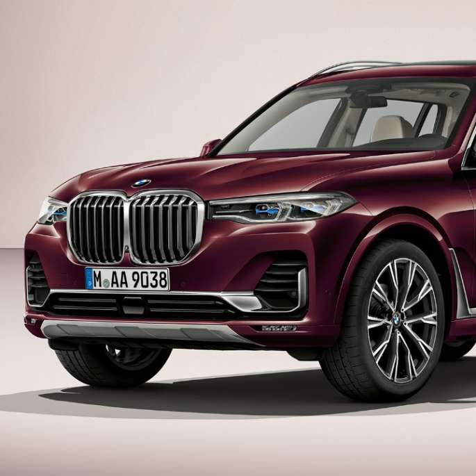BMW X7 Kit M Sport Vue en studio de trois quarts avant de la BMW X7 en Kit M Sport