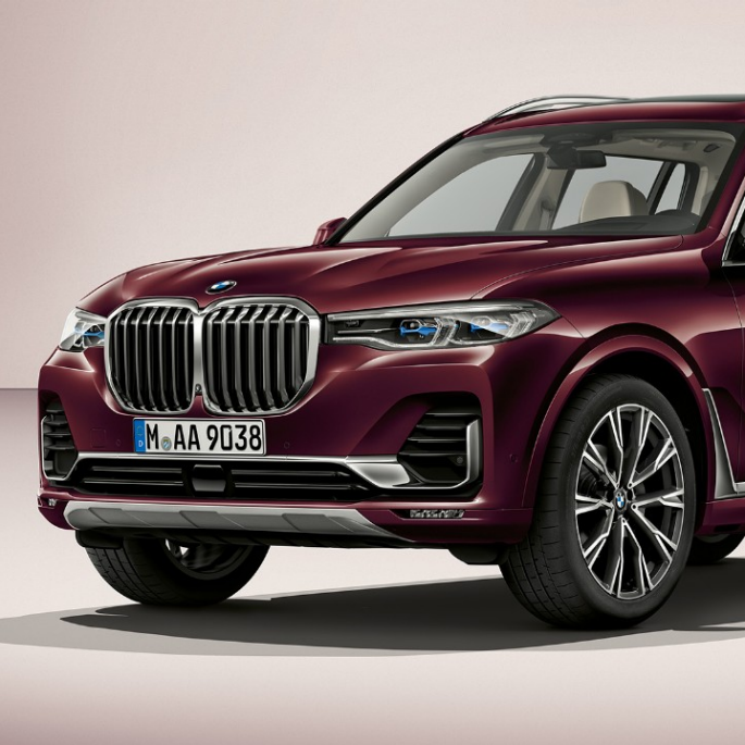 BMW X7 Kit M Sport Vue en studio de trois quarts avant de la BMW X7 en Kit M Sport