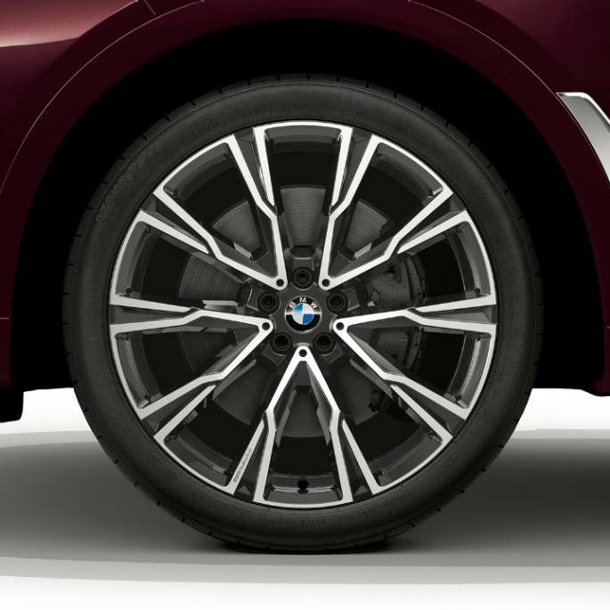 BMW X7, jante en alliage léger du Kit M Sport Gros plan d’une jante en alliage léger de la BMW X7 en Kit M Sport