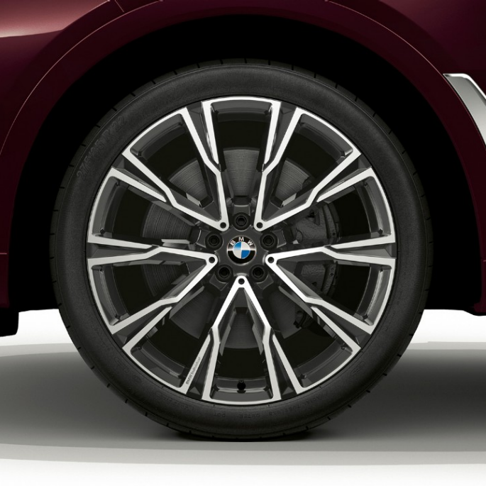 BMW X7, jante en alliage léger du Kit M Sport Gros plan d’une jante en alliage léger de la BMW X7 en Kit M Sport