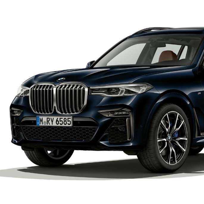 BMW X7 BMW Individual X7 40i xDrive Vue en studio de trois quarts avant de la BMW X7 en version BMW Individual X7 40i xDrive