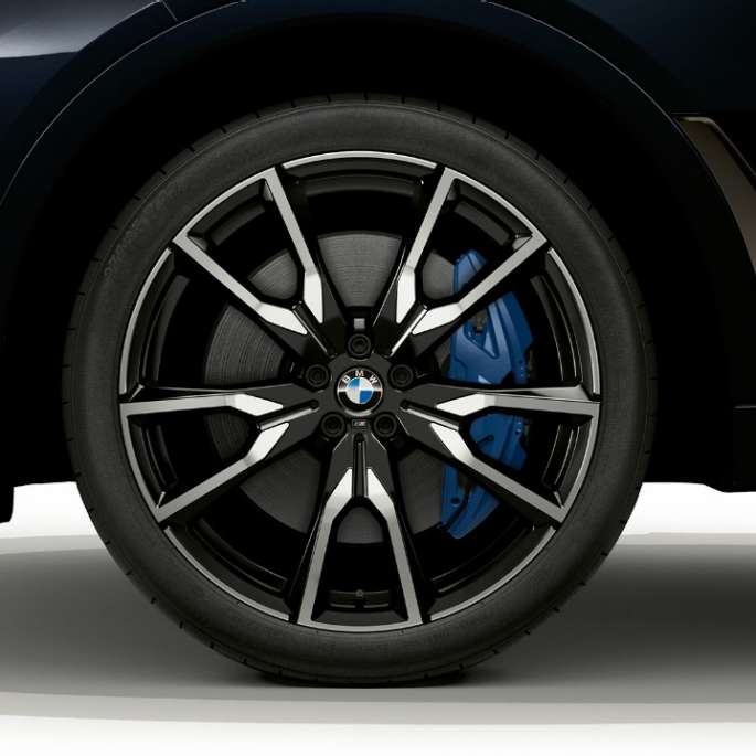BMW X7, jante en alliage léger BMW Individual X7 40i xDrive Vue en gros plan d’une jante en alliage léger de la BMW X7 dotée de l’équipement BMW Individual X7 40i xDrive