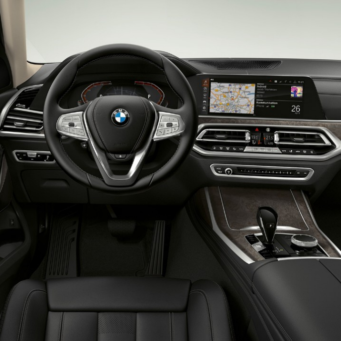 BMW X7, poste de conduite du modèle de base Gros plan de face du poste de conduite côté conducteur de la BMW X7 dotée de l’équipement du modèle de base