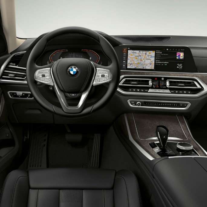 BMW X7, poste de conduite G07 Gros plan de face du poste de conduite côté conducteur de la BMW X7 G07
