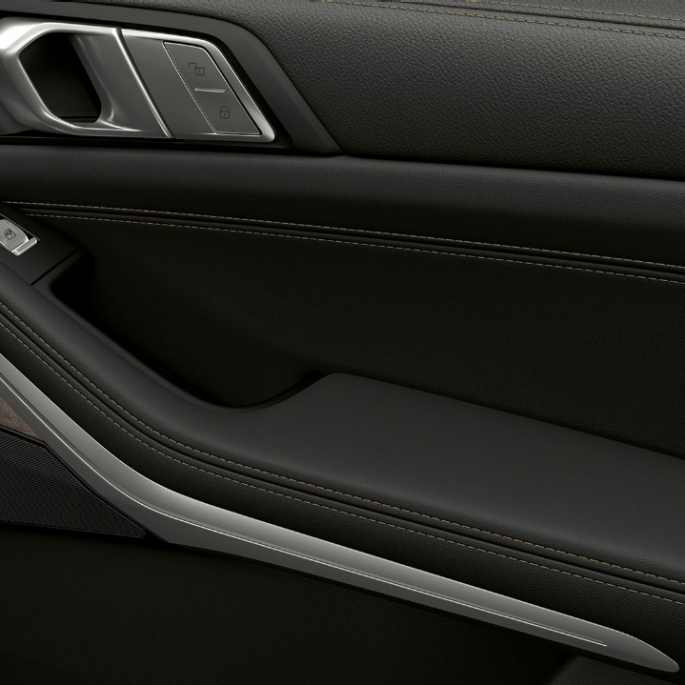 BMW X7, face intérieure de portière du modèle de base. Gros plan d'une portière intérieure de la BMW X7 de l’équipement du modèle de base