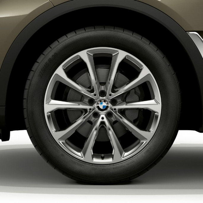 BMW X7, jante en alliage léger du modèle de base Gros plan d’une jante en alliage léger de la BMW X7 de l’équipement du modèle de base