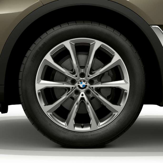 BMW X7, jante en alliage léger du G07 Gros plan d’une jante en alliage léger de la BMW X7 G07